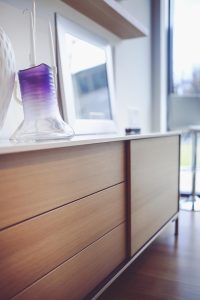 Stylowe komody do każdego wnętrza: jak wybrać idealny model?