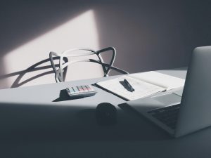 Jak skutecznie zorganizować szkolenie BHP online dla Twojej firmy?